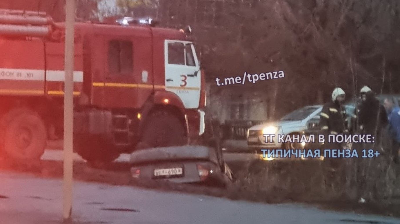 В кювете на крыше: на ул. Львовской перевернулась легковая машина