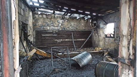 В Кузнецком районе огнем повредило крупную надворную постройку