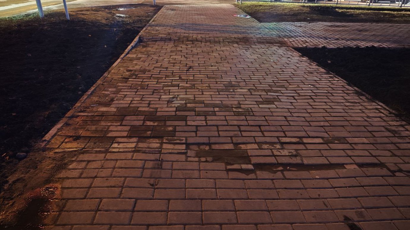 Плитка у памятника блокадникам в Пензе снова пошла волнами