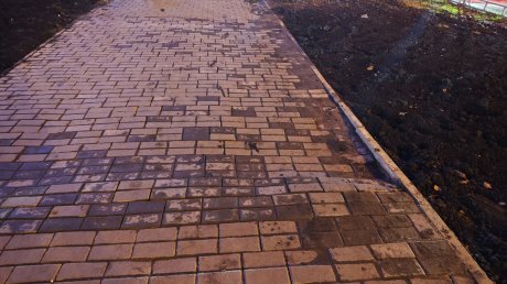 Плитка у памятника блокадникам в Пензе снова пошла волнами