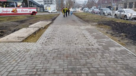 Плитка у памятника блокадникам в Пензе снова пошла волнами