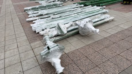 На площади Ленина в Пензе начали собирать новую елку