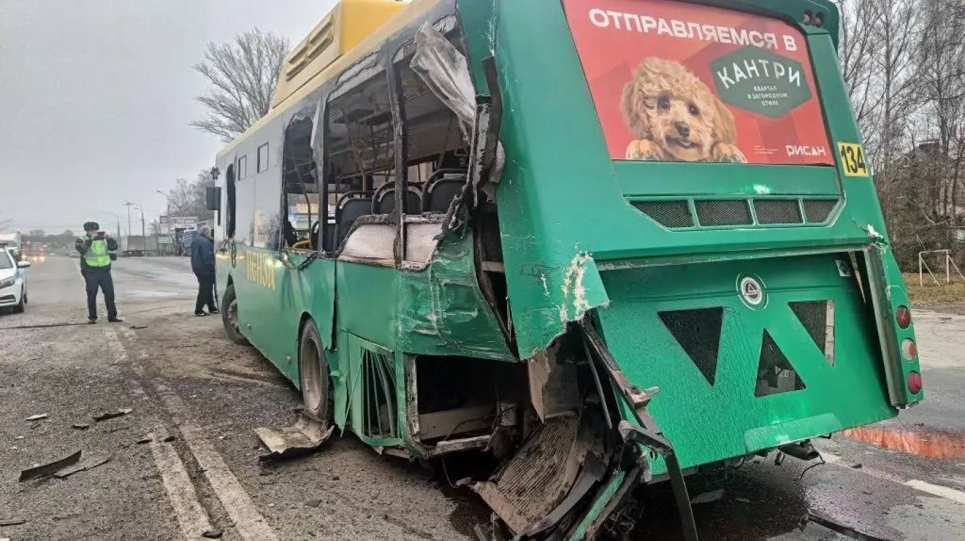 На выезде из Пензы автобус № 134 попал в серьезную аварию