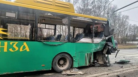 На выезде из Пензы автобус № 134 попал в серьезную аварию