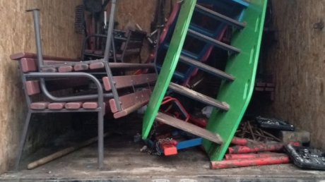 Убирают даже лавочки: в Терновке сносят детские площадки