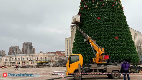В Пензе украшают главную новогоднюю елку
