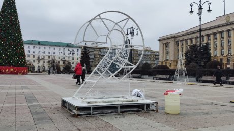 На площади Ленина начали устанавливать инсталляции «2026»
