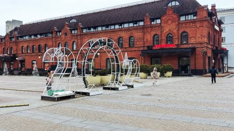 На площади Ленина начали устанавливать инсталляции «2026»