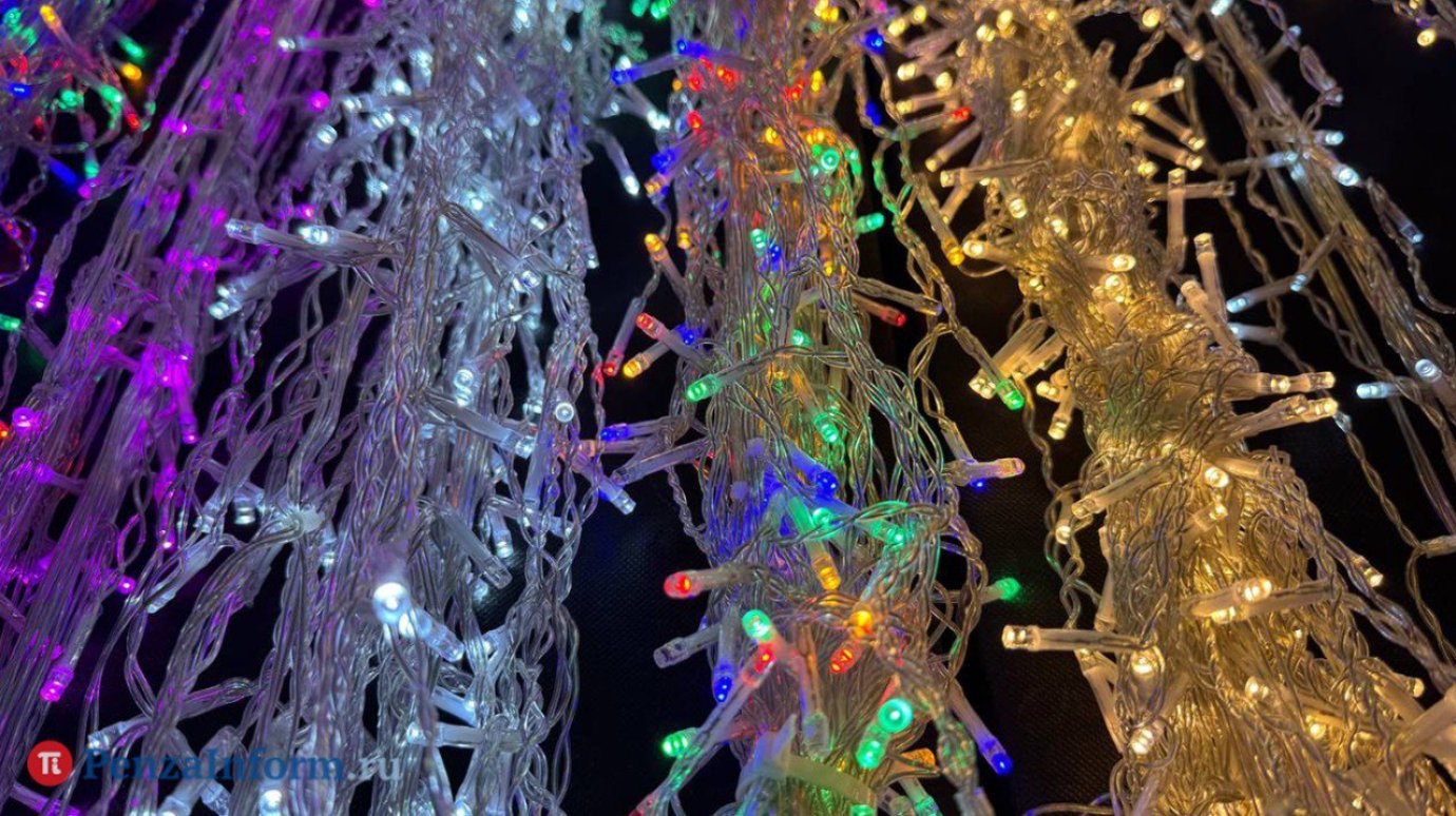 Россиянам ответили на вопрос о возможности установки гирлянд на окна