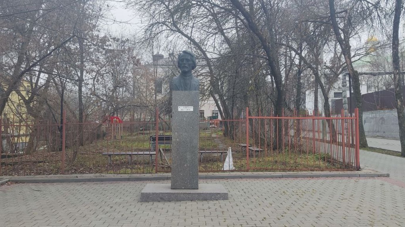 История Пензы: Памятник Белинскому скрыт от глаз горожан