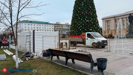 На площади Ленина началась сборка домика Деда Мороза