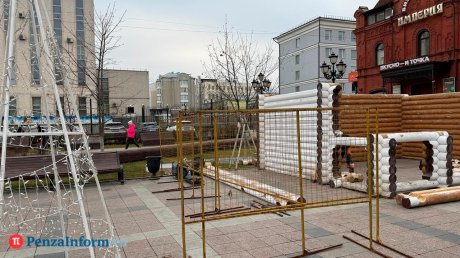 На площади Ленина началась сборка домика Деда Мороза