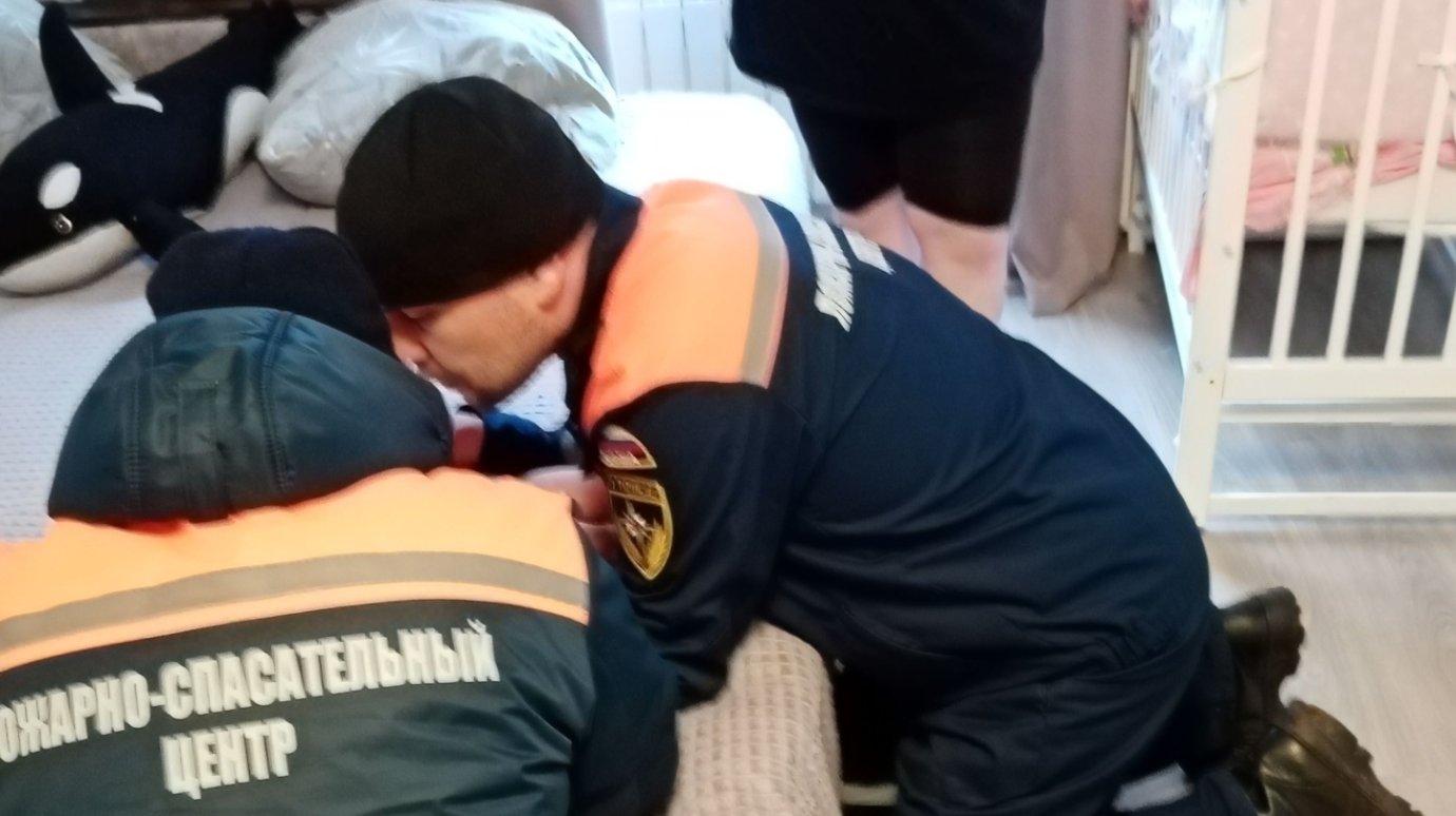 Спасатели достали врезавшийся в руку малыша элемент цепочки