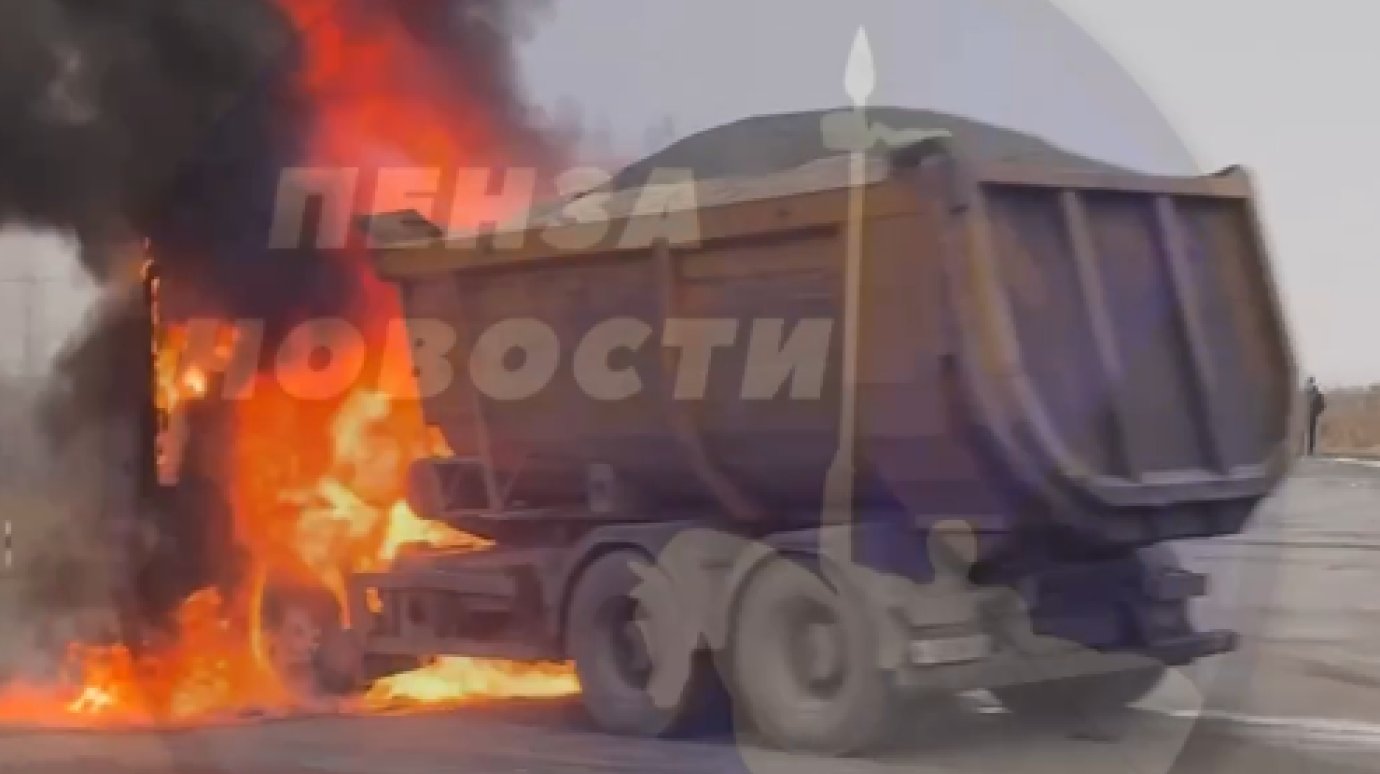 На трассе в Бессоновском районе загорелся самосвал