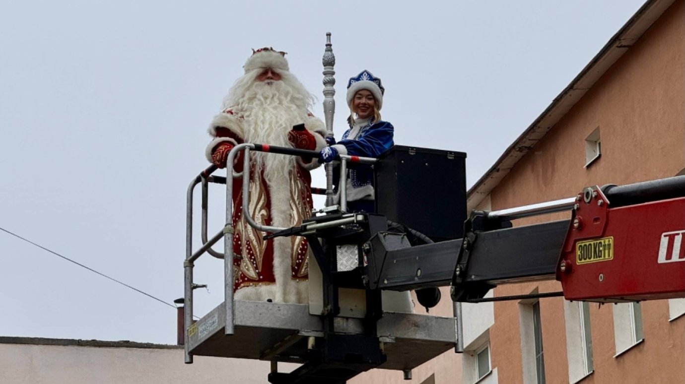 В Пензе Дед Мороз поднялся к окнам палат детской больницы