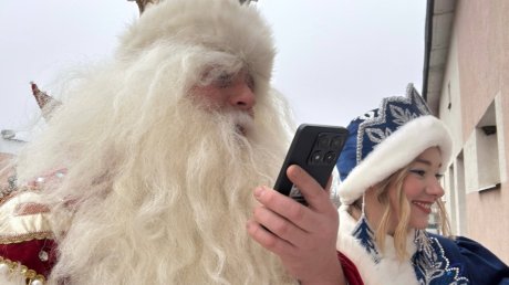 В Пензе Дед Мороз поднялся к окнам палат детской больницы