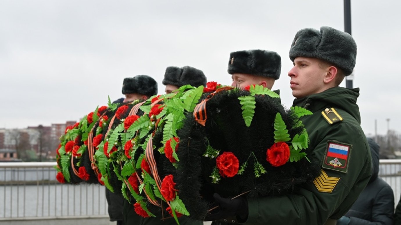 В Пензе возложили цветы и венки к стеле «Слава героям»