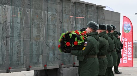 В Пензе возложили цветы и венки к стеле «Слава героям»
