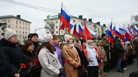 В Пензе возложили цветы и венки к стеле «Слава героям»
