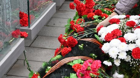 В Пензе возложили цветы и венки к стеле «Слава героям»