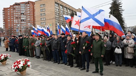 В Пензе возложили цветы и венки к стеле «Слава героям»
