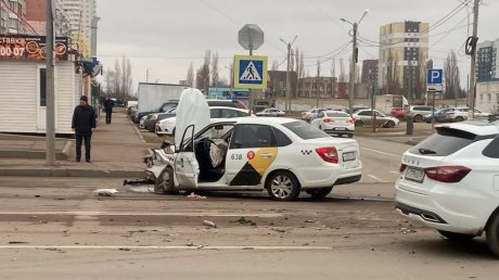 В ДТП с такси на ул. Антонова пострадали 2 человека