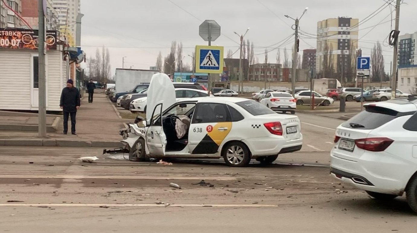 В ДТП с такси на ул. Антонова пострадали 2 человека