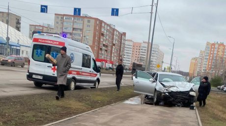 В ДТП с такси на ул. Антонова пострадали 2 человека