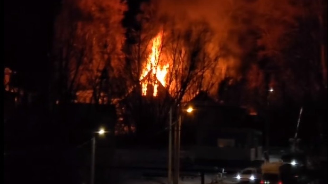 На ул. Арбековской загорелся дом с 3 пропановыми баллонами