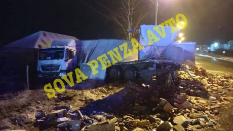 В Нижнеломовском районе две фуры врезались в забор, есть пострадавшие