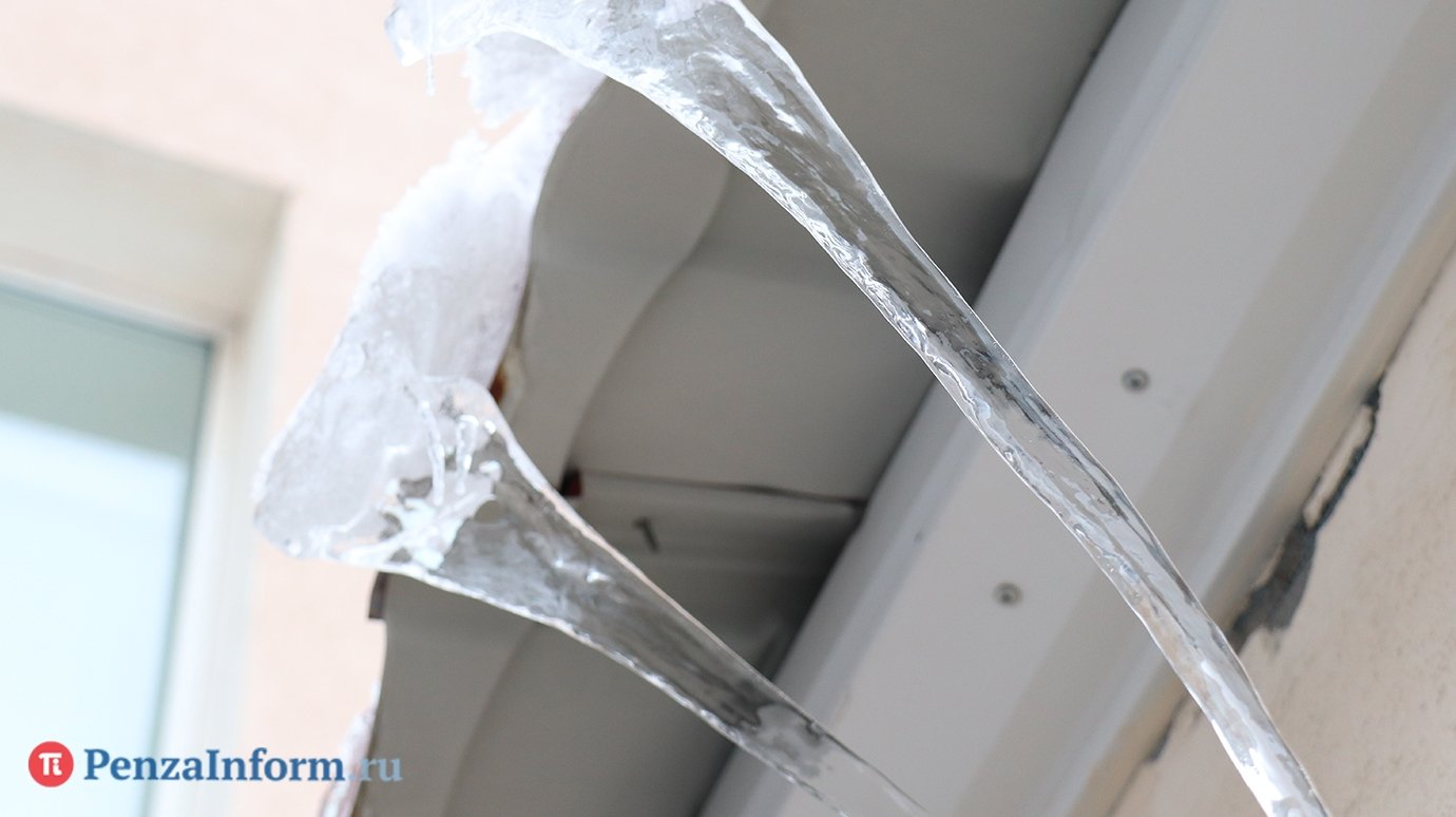 Россиянам назвали виновных в падении сосульки на машину