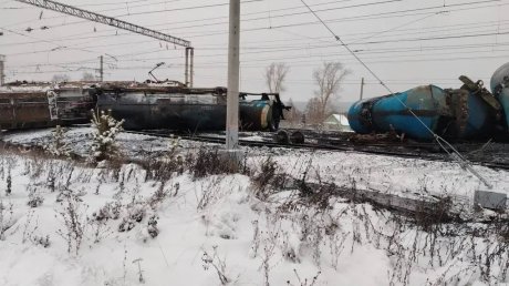 В Пензенской области столкнулись локомотив и грузовой поезд