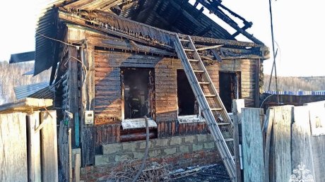 В Кузнецком районе огонь уничтожил жилой дом