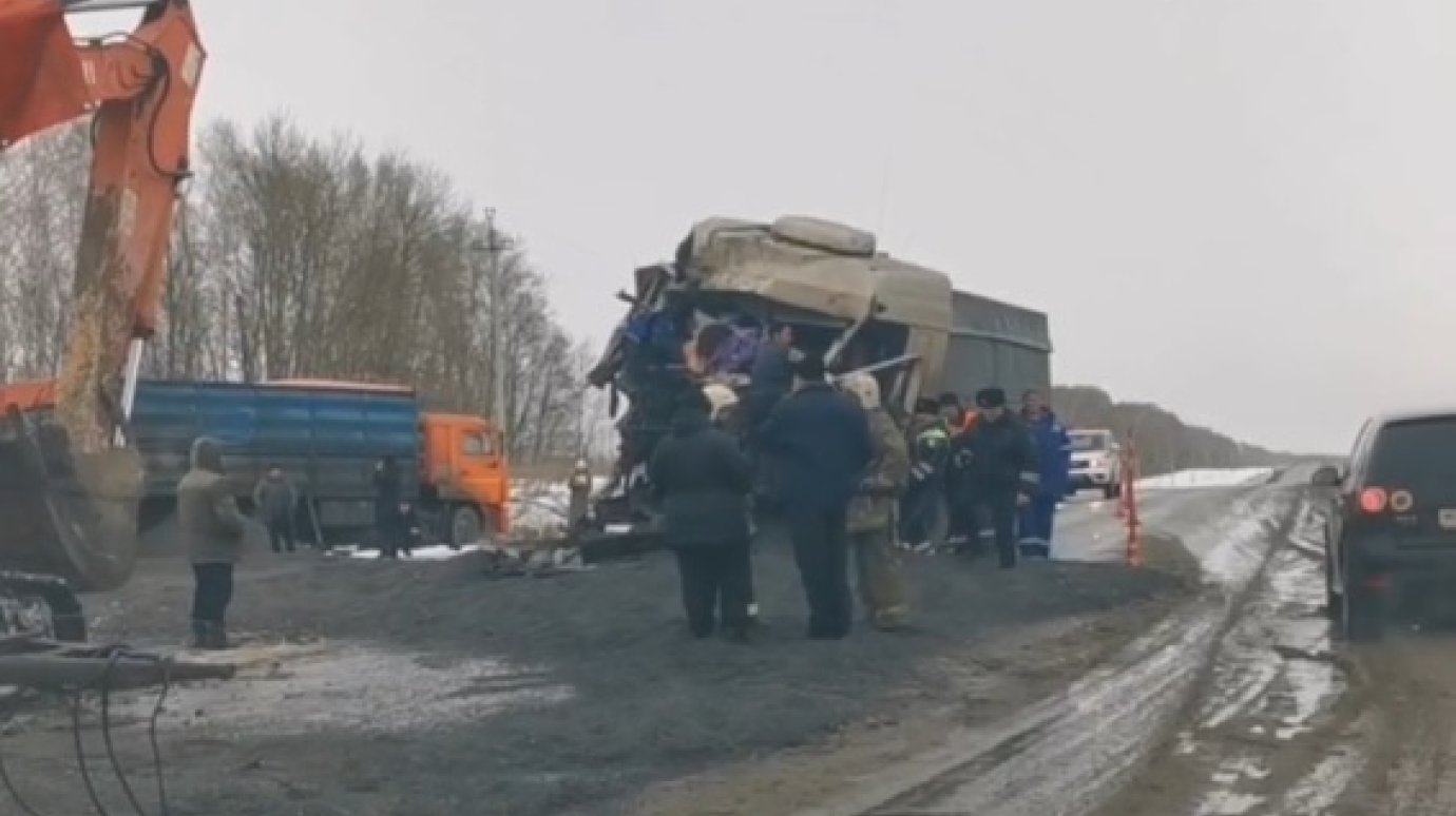 ДТП в Колышлейском районе: кабина МАЗа превратилась в груду металла