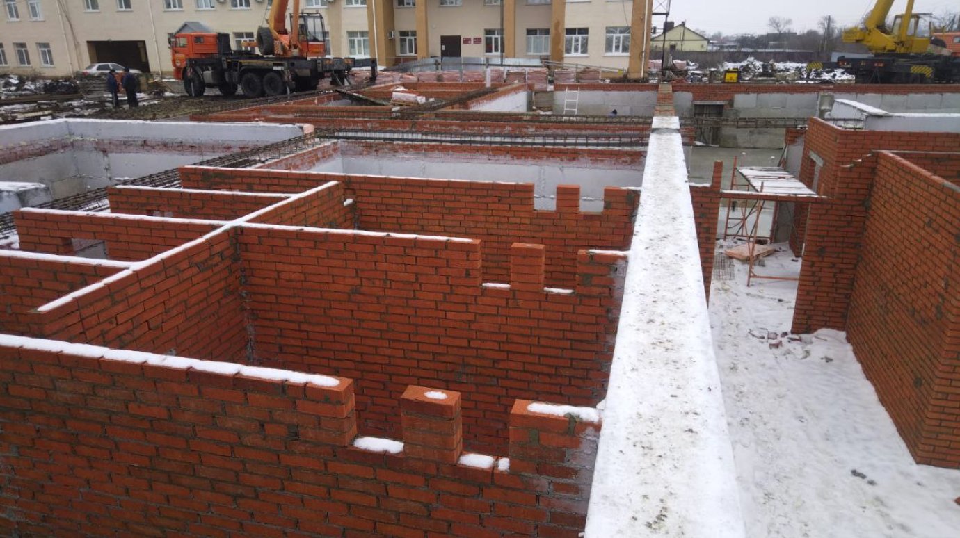 В строящемся корпусе земетчинской больницы заливают полы в подвале