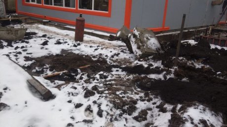 В строящемся корпусе земетчинской больницы заливают полы в подвале