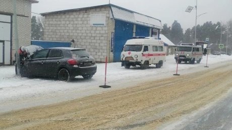 В поселке Чаадаевка Toyota врезалась в столб