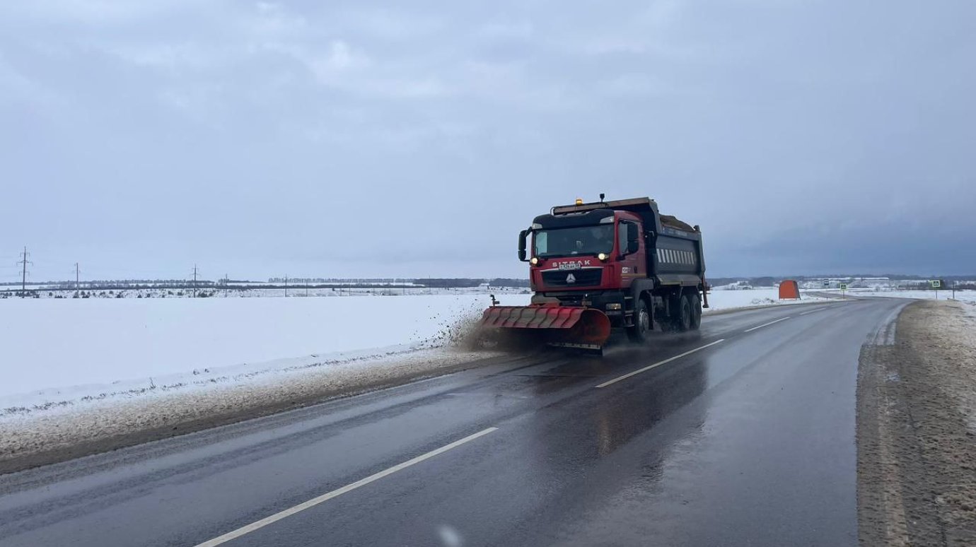 Региональные дороги обработали 6403 тоннами песко-соляной смеси
