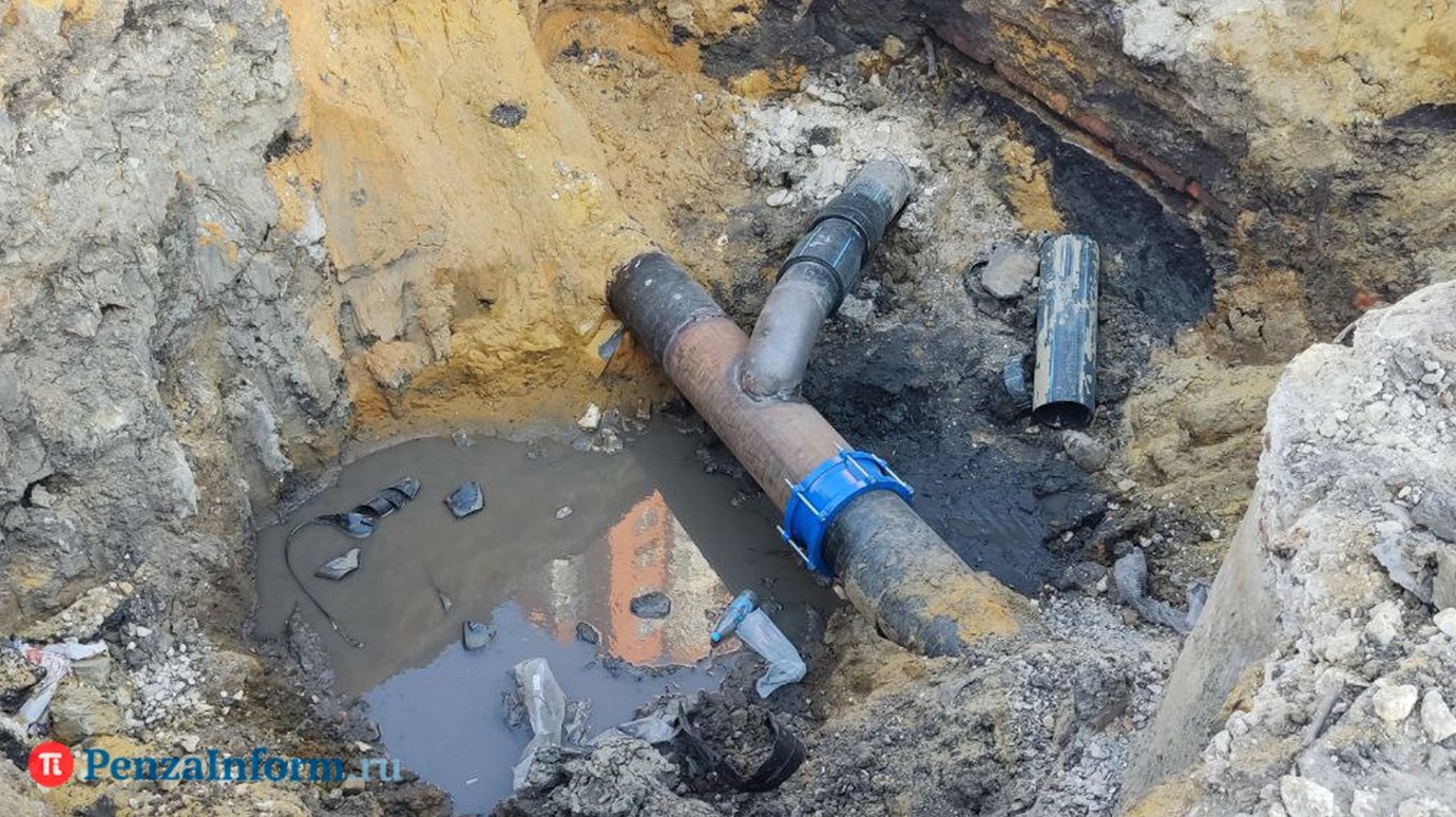 На улице Бакунина в Пензе частично перекрыли дорогу