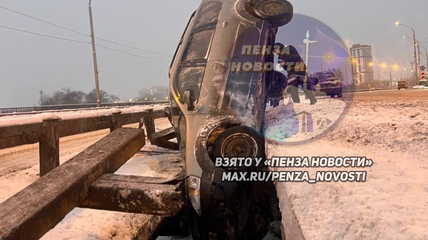 Занесло: «Лада-Ларгус» провалилась в проем на Толстовском путепроводе