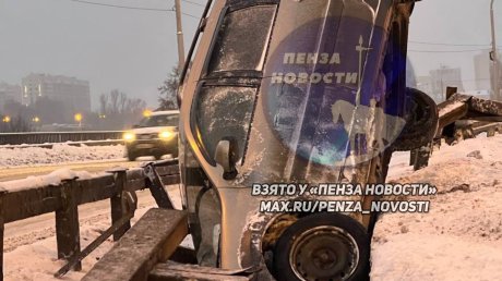 Занесло: «Лада-Ларгус» провалилась в проем на Толстовском путепроводе