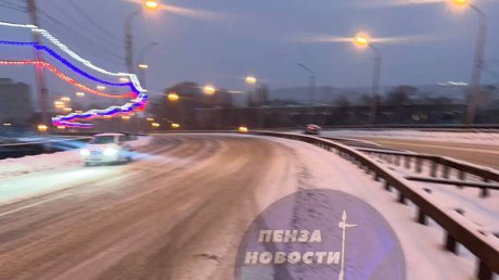 Занесло: «Лада-Ларгус» провалилась в проем на Толстовском путепроводе