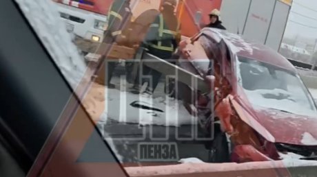 Занесло: «Лада-Ларгус» провалилась в проем на Толстовском путепроводе