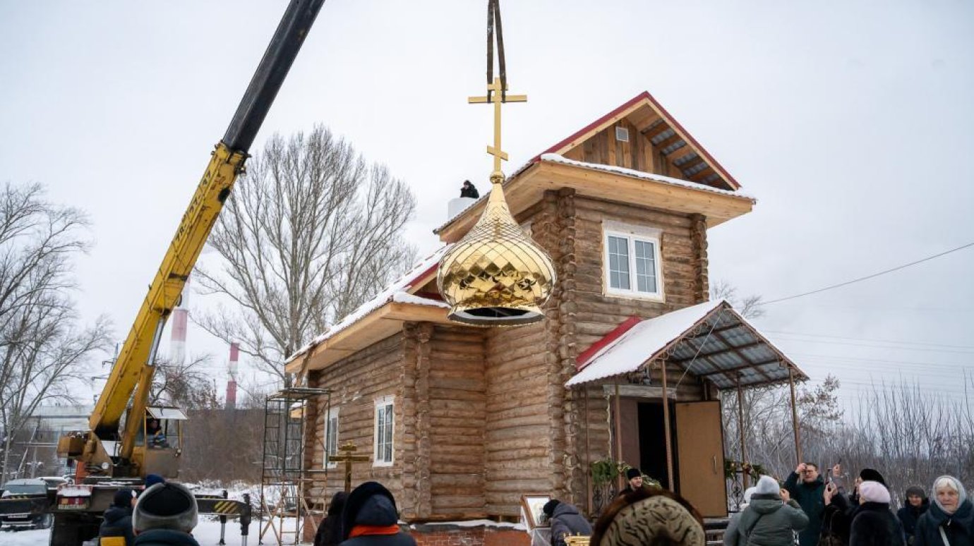 На КПД освятили кресты и купола строящегося храма