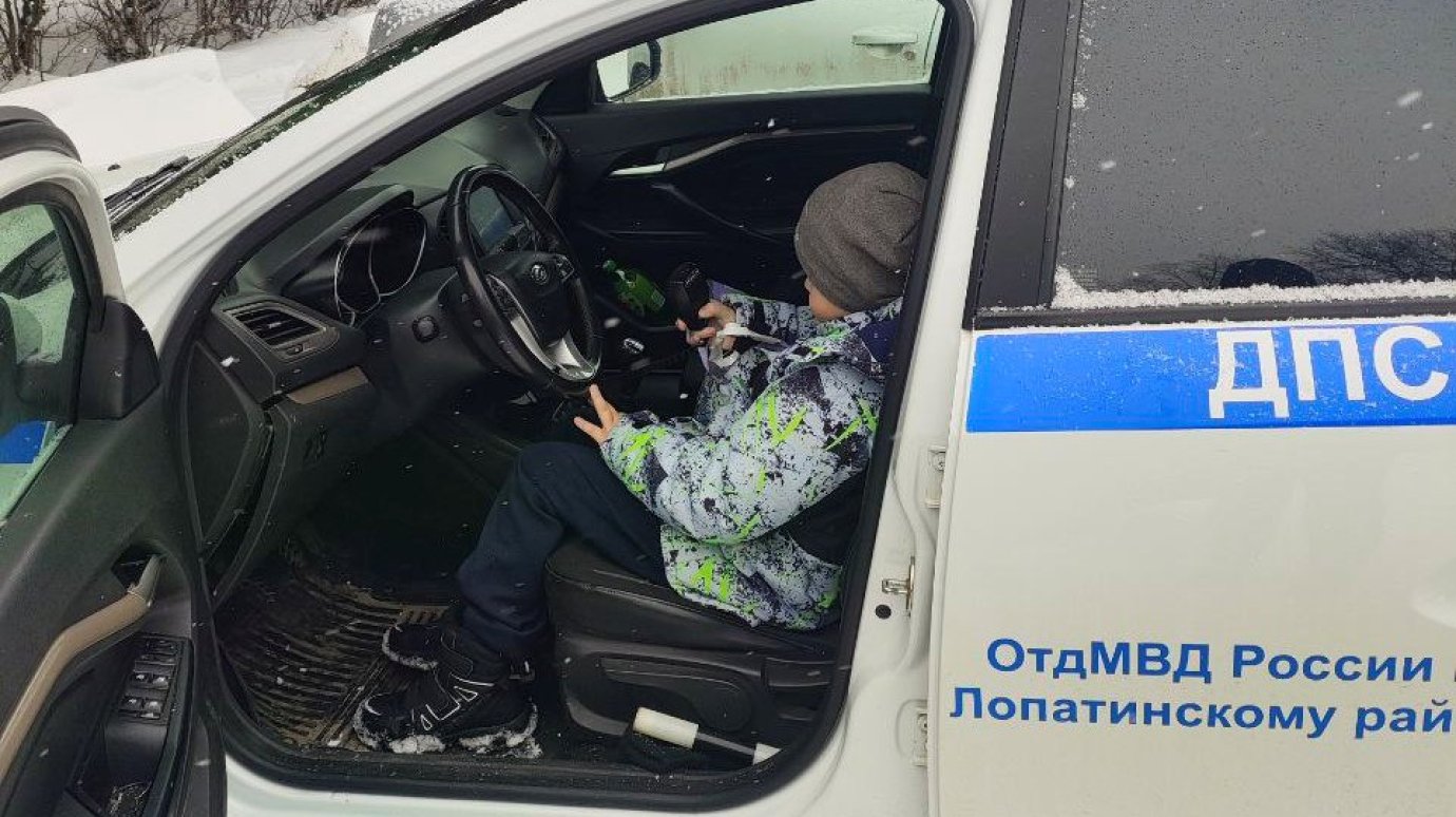 Сотрудники ГАИ устроили персональную экскурсию для ребенка