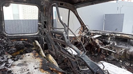 В Кузнецке огонь полностью уничтожил два автомобиля