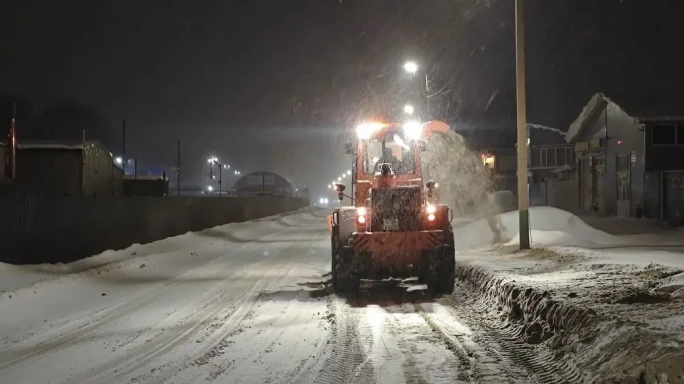 Чистить Пензу от снега вышли более 240 спецмашин