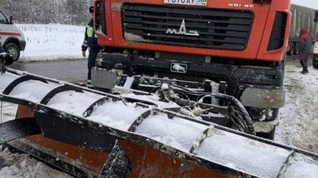 Появились фото с места смертельного ДТП со снегоуборочной техникой