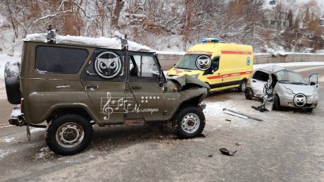 Пострадали 2 девушки: в Пензе столкнулись УАЗ и Daewoo