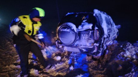 Сотрудники Госавтоинспекции спасли водителей, увязших в снегу